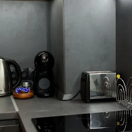 Modern Comfort In With Workspace By Flat Mаnаger ヴァルナ